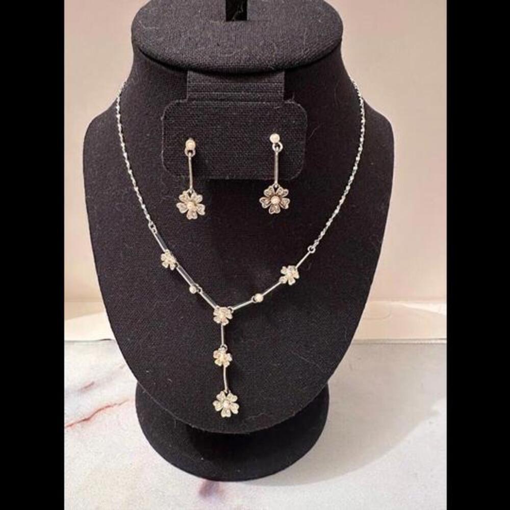 Embrace Timeless Beauty with Elegant Flower Earrings and Necklace Set!